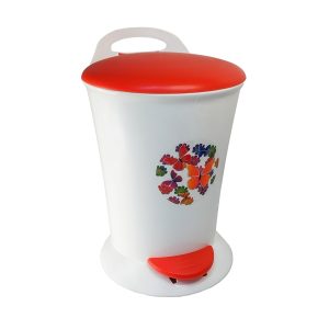 Contenedor de reciclaje con diseño de mariposas coloridas y pedal para facilitar su uso.