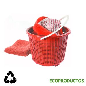 Cubo de lavandería de plástico rojo con ropa y toallas ecológicas.
