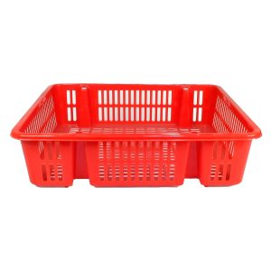 Contenedor de plástico rojo para almacenamiento y transporte.