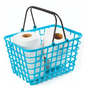 Rollos de papel higiénico en cesto de compras con asa negra, producto para higiene y limpieza del hogar.
