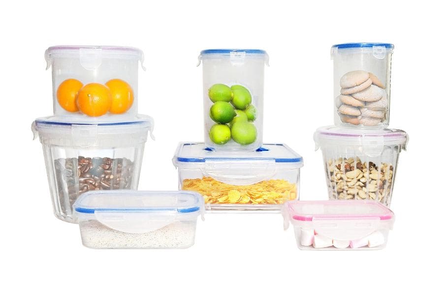 Envases de plástico de diferentes tamaños y formas para almacenamiento de alimentos, ideales para cocina y nevera.