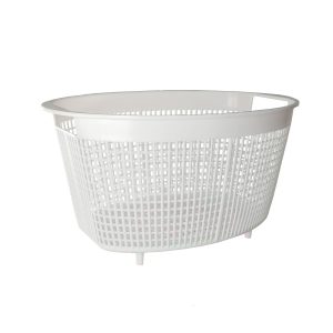 Cesta de plástico blanca para lavandería o almacenamiento. Diseño ventilado y duradero, ideal para uso doméstico y comercial.