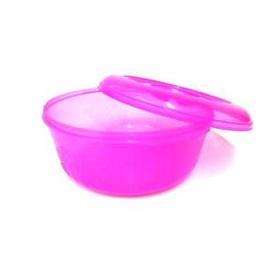 Contenedor de plástico rosa con tapa para almacenamiento y cocina.