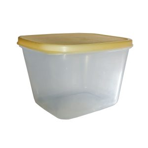 Cubo de plástico con tapa de Molderama para almacenamiento y organización.