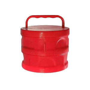 Contenedor de plástico rojo para almacenamiento o transporte, resistente y duradero.