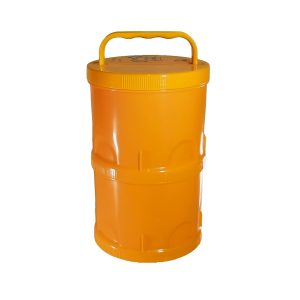 Bidón de plástico amarillo para almacenamiento industrial.