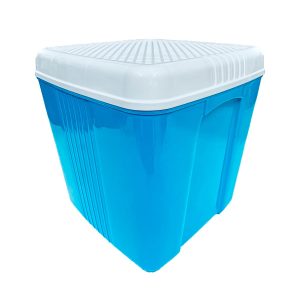Bañera de plástico azul con tapa blanca, ideal para mascotas y uso doméstico.
