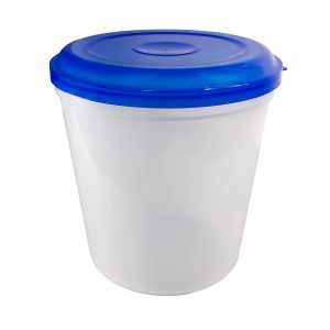 Bote de plástico blanco con tapa azul para almacenamiento industrial o doméstico.