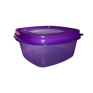 Contenedor de plástico morado con tapa hermética para almacenamiento de alimentos.