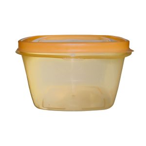 Contenedor de plástico para almacenamiento de alimentos, resistente y fácil de cerrar.