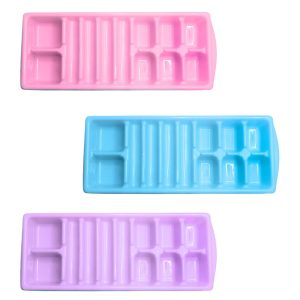 Bandeja de hielo en colores rosa, azul y lila para bebidas frescas y cócteles.