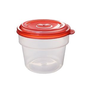 Recipiente de almacenamiento de plástico con tapa apilable para alimentos.