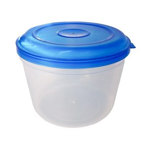 Recipiente de almacenamiento de plástico con tapa azul para conservar alimentos y objetos.
