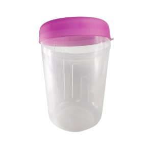Envase plástico transparente con tapa rosa para almacenamiento de alimentos.