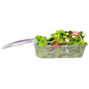 Verduras frescas en recipiente de plástico para ensalada, con pinza de servicio.